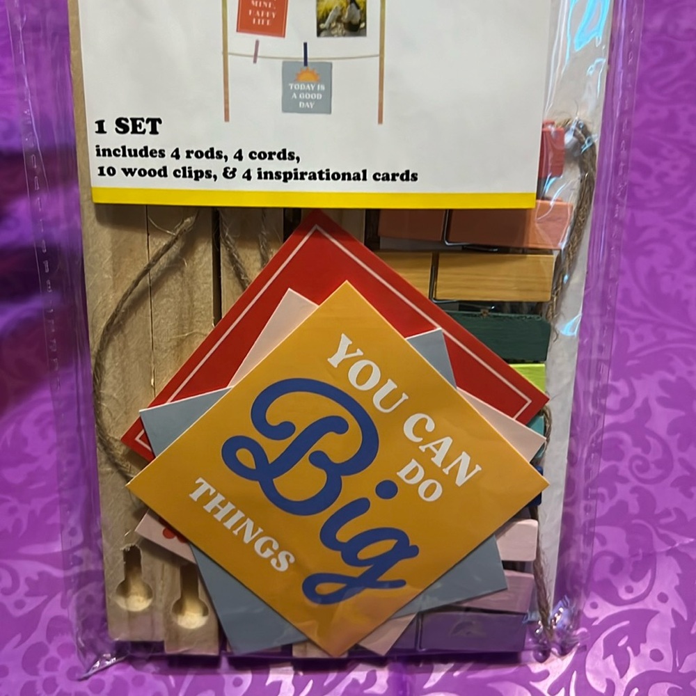 New Photo Hanger with Inspirational Cards & Clips (A)